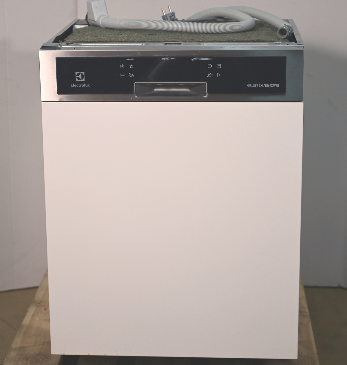 Diskmaskin av typen RealLife XXL/Timesaver. Med XXL-balja och tunn dörr. Modell ESI6700RAX type 911D2162B2. Medföljer: en uppsättning disk bestående av ett flertal kaffemuggar märkta IKEA, ett par glas, ett par teskedar och en assiett.