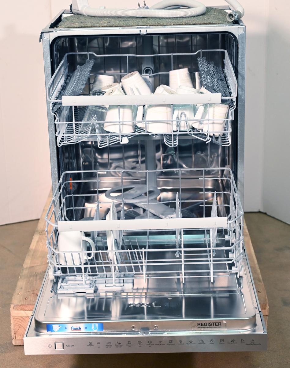 Diskmaskin av typen RealLife XXL/Timesaver. Med XXL-balja och tunn dörr. Modell ESI6700RAX type 911D2162B2. Medföljer: en uppsättning disk bestående av ett flertal kaffemuggar märkta IKEA, ett par glas, ett par teskedar och en assiett.