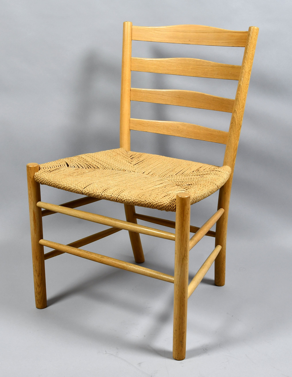Kirkestolen/ Church Chair, designad 1936 av Kaare Klint för Fritz Hansen, Danmark.