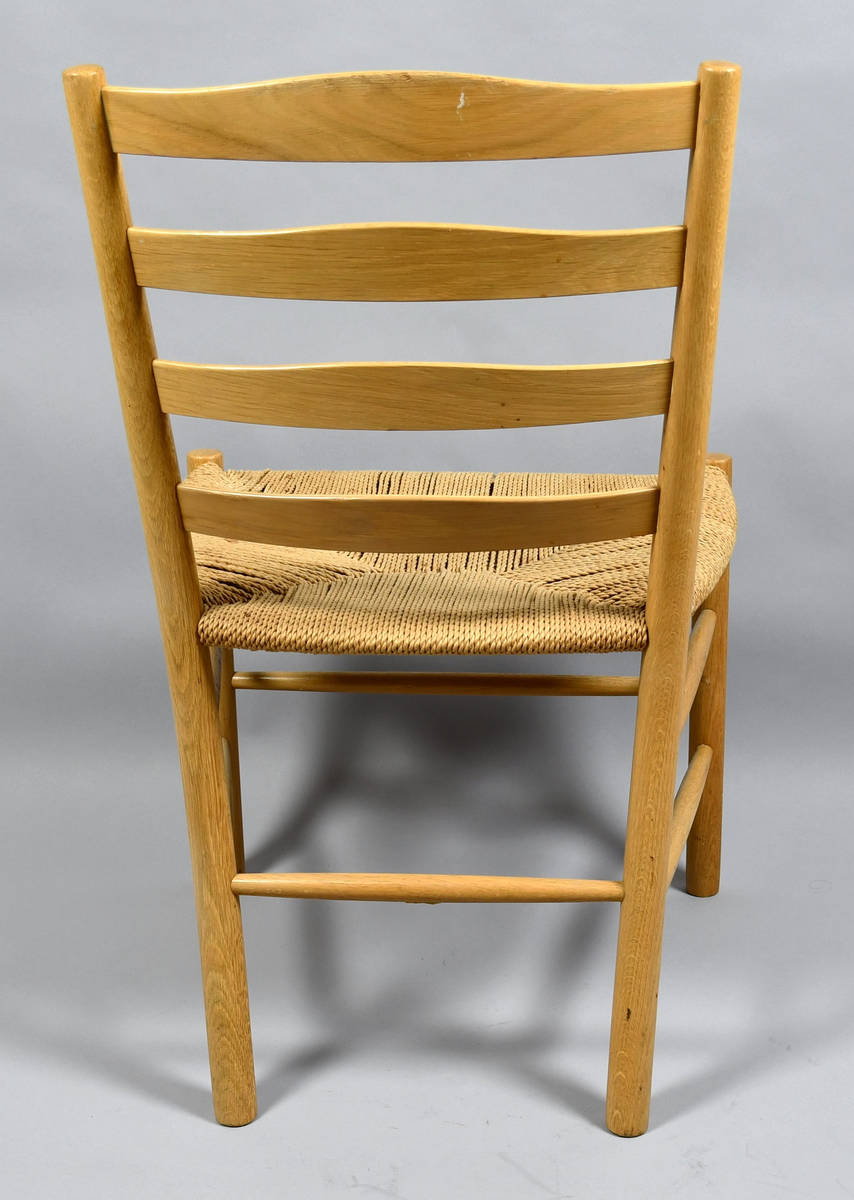 Kirkestolen/ Church Chair, designad 1936 av Kaare Klint för Fritz Hansen, Danmark.