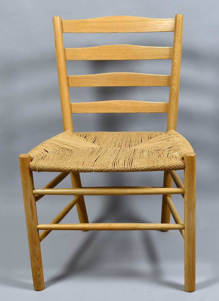 Kirkestolen/ Church Chair, designad 1936 av Kaare Klint för Fritz Hansen, Danmark.