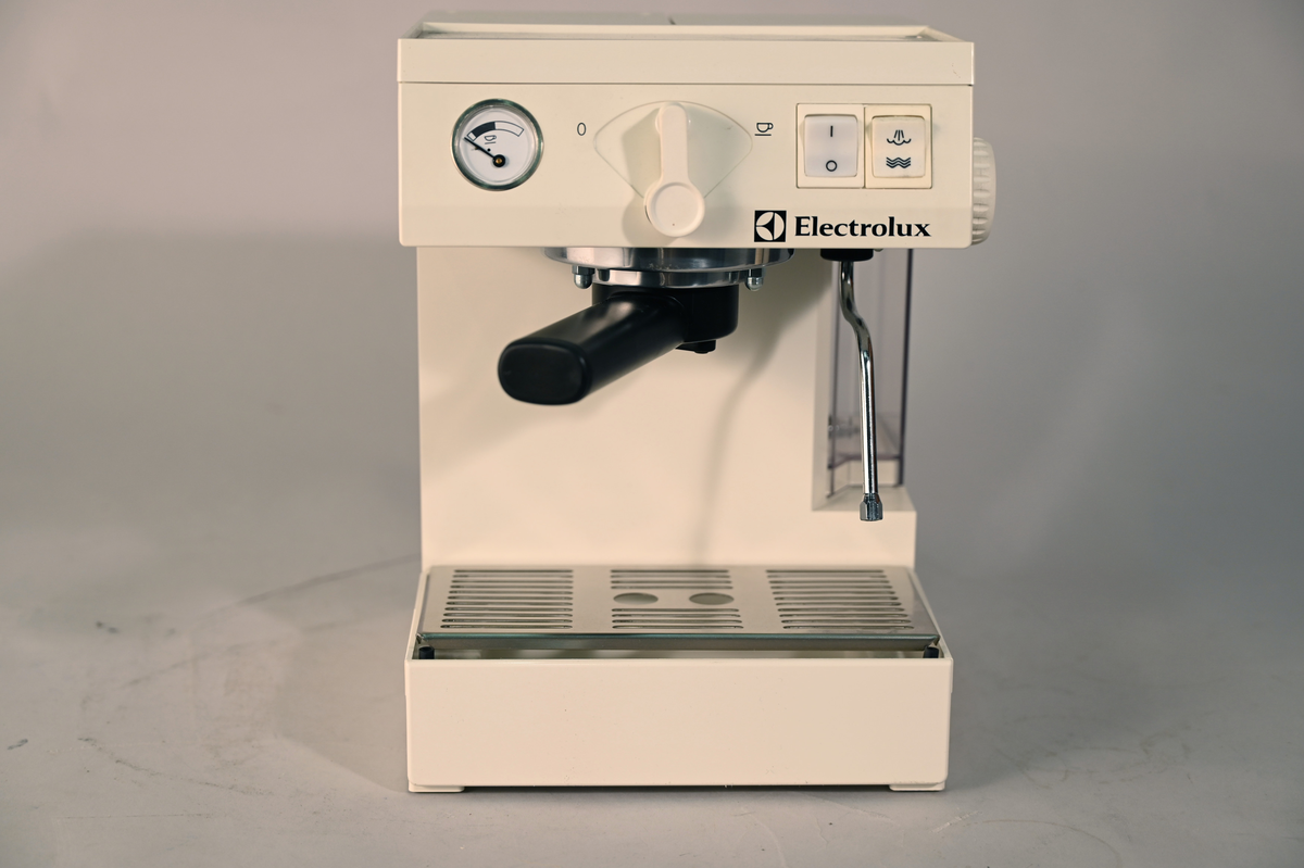 Espressobryggare i vit plast, typ "E 90 SLE WHite S", "No. deFavr" nr 7179549. Tillbehör: doseringssked, filterhållare, enkoppsfilter och tvåkoppsfilter. I originalförpackning, obegagnad, med bruksanvisning.
Originalförpackningens mått: h = 355 mm, b = 305 mm, d = 315 mm.