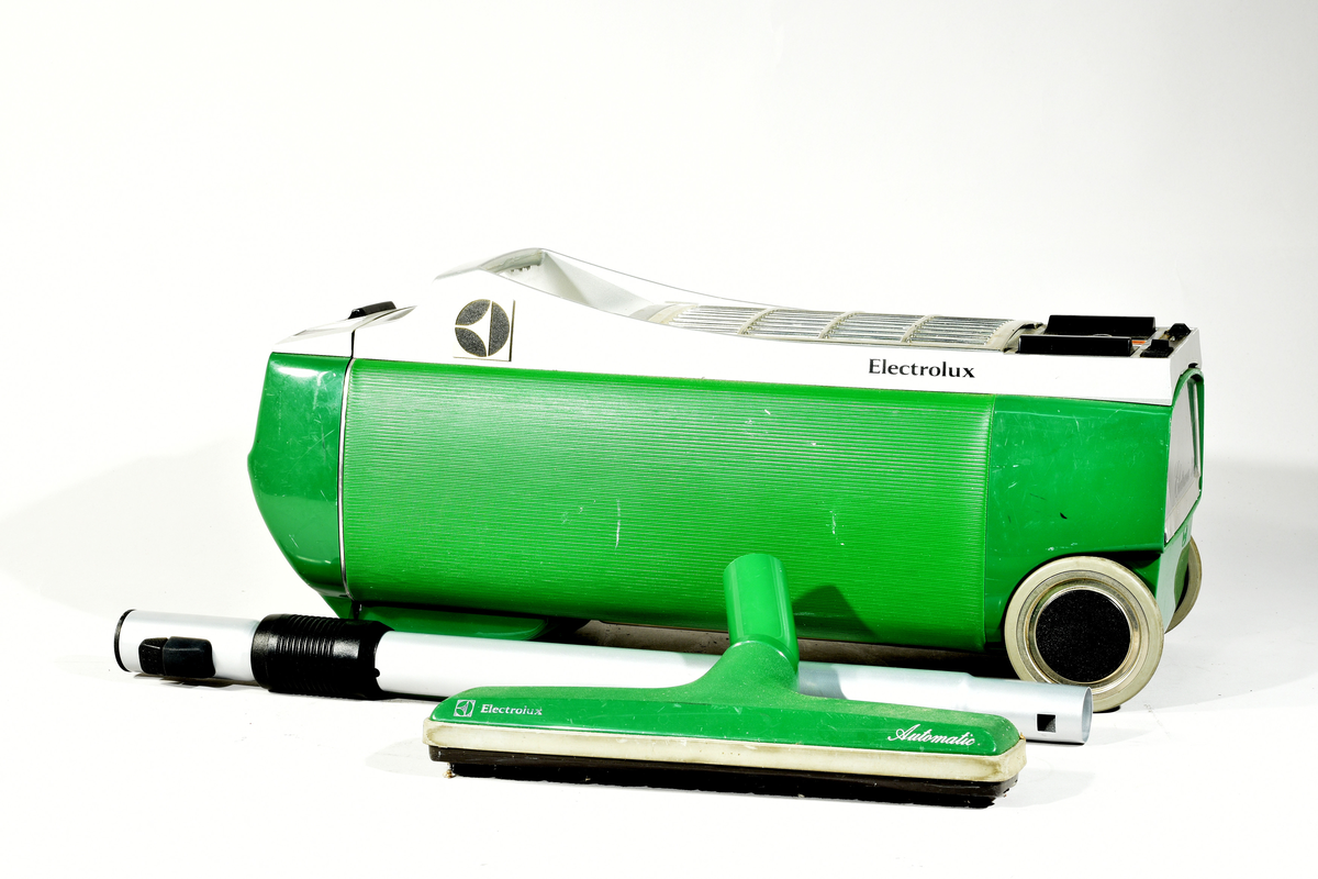 Dammsugare Electrolux modell Electronic 318. Med munstycke märkt Automatic och rör. Inbyggd sladdvinda vid ena hjulet.