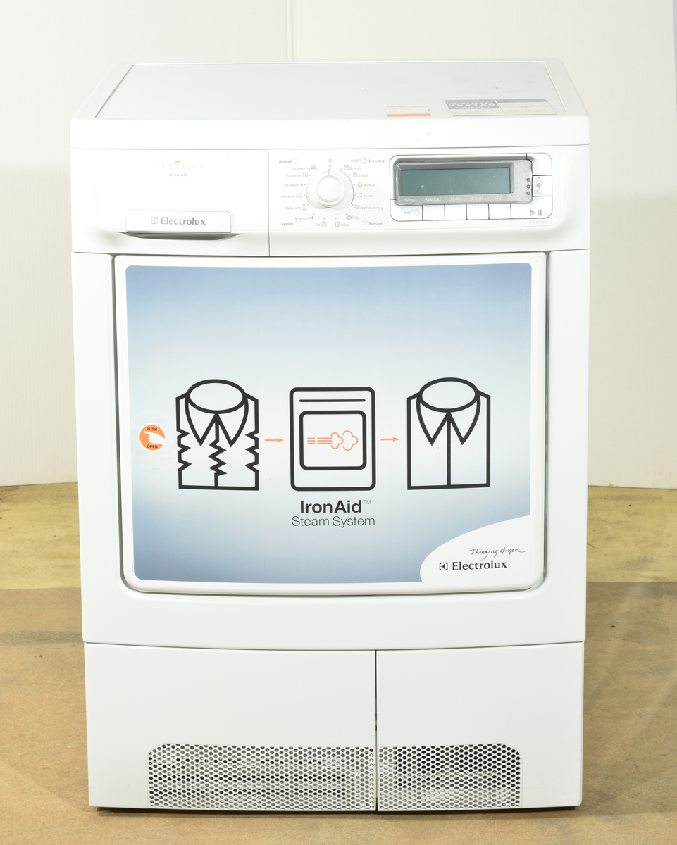 Torktumlare Electrolux mod EDI96150W typ P542467, nr 916096067-02. För 230 V 50 per nätanslutning, effektförbrukning 2350 W.
Med lapp märkt: "I Electrolux Iron Aid torktumlare behandlas kläderna med ånga genom en ny unik teknik.
Detta resulterar i att tvätten blir så gott som strykfri - skrynklig och veckad tvätt blir så slät att mer än hälften* av behandlade kläder kan användas utan efterföljande strykning.
Förbättringen är väsentlig även för ömtåliga tyger.
Den nya tekniken fräschar också upp kläderna och tar bort lukt från cigarettrök och matlagning. Lukterna tas bort snabbare och effektivare, utan användning av tillsateser, än vid vädring och detta utan användning av kemikalier.
* Resultat från konsumentundersökning."