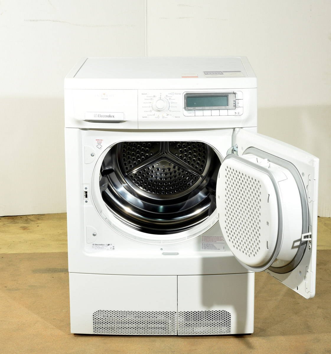 Torktumlare Electrolux mod EDI96150W typ P542467, nr 916096067-02. För 230 V 50 per nätanslutning, effektförbrukning 2350 W.
Med lapp märkt: "I Electrolux Iron Aid torktumlare behandlas kläderna med ånga genom en ny unik teknik.
Detta resulterar i att tvätten blir så gott som strykfri - skrynklig och veckad tvätt blir så slät att mer än hälften* av behandlade kläder kan användas utan efterföljande strykning.
Förbättringen är väsentlig även för ömtåliga tyger.
Den nya tekniken fräschar också upp kläderna och tar bort lukt från cigarettrök och matlagning. Lukterna tas bort snabbare och effektivare, utan användning av tillsateser, än vid vädring och detta utan användning av kemikalier.
* Resultat från konsumentundersökning."