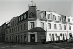 Hörnhuset Strömgatan-Kaggensgatan. Affärer och bostäder.