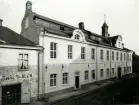 Polishuset i Kalmar med ankarslut och takkupor samt trappgavel. År 1908.