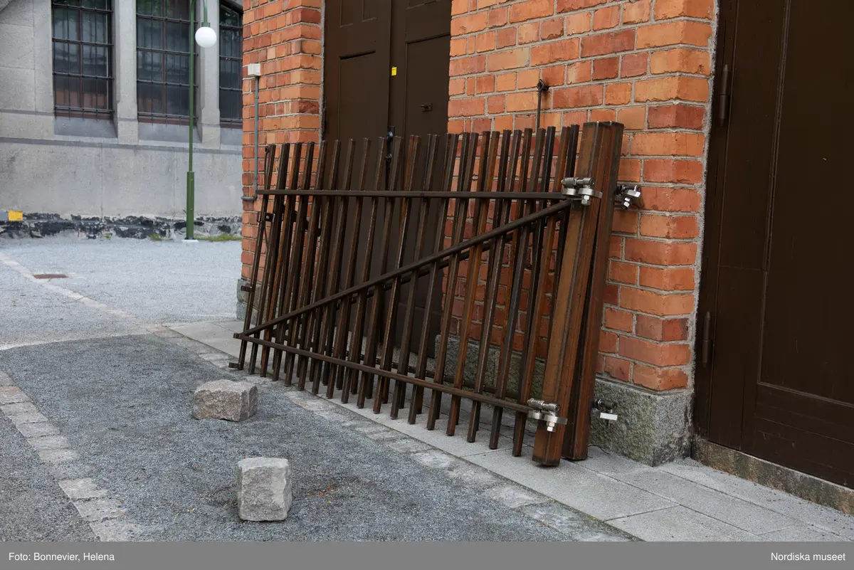 Exteriörer från Nordiska museets västra sida, bakgården, under arbetet med den nya entrén och byggnaden Lusknäppen. Entrén är ritad av Lone-Pia Bach. Konstnären Outi Pieski står för den konstnärliga gestaltningen med konstverket Two Directions, inspirerat av föremål ur museets samiska samlingar. Montering av glaset i utbyggnaden.