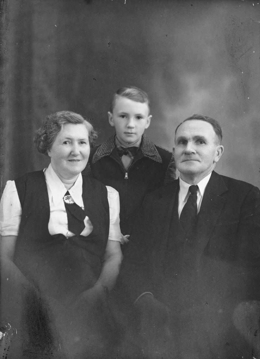 Leirfjord. Portrett av familien Kulstad.
F.v.: Gjertrud Kulstad, Karl Peder Kulstad, Olaf Peder Kulstad.