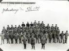 En grupp blivande underofficerare har ställt upp sig på kaserngården, tillsammans med sina officerare.
Yrkeskompaniet, I 11, den 29/6 1934.