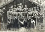 En grupp militärer (officerare?) har samlats för ett gruppfoto, i samband med någon form av kurs/skola?. 
6 oktober 1936. 
(Enligt lista på baksidan:) Fr.v. (1935-37:) 1. Vingren, 2. Lindquist, 3. Hofvendahl, 4. Olson, 5. Hammarberg, 6. Kjellberg, 7. Linell, 8. Nilsson, (1936-38:) 9. Palmqvist, 10. Nilsson, 11. Aaby-Ericsson, 12. Gyllensvärd, 13. Eidelin, 14. Löwenadler. (1937-1939:) 15. Fornander.