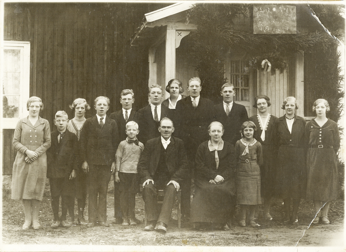 Familjen som bebodde Jonsboda torp u. Bergunda Herregård (på 1 11:s övningsfält) i Bergunda utanför Växjö, 1932.
Fr. v. i övre raden: Signe, g. Pettersson, Lennart Karlsson, Elsa, g. Dahlberg, John Karlsson, Ture Karlsson, Arthur Carlsson, Ester, g. Pettersson, Henning Karlsson, Erik Karlsson, Gerda Karlsson, Karin, g. Rubin och Anna-Lisa, g. Gunnarsson.
Främre raden fr.v.: Rune Karlsson, föräldrarna Karl och Cecilia Johansson samt Hildur, g. Fogelström.