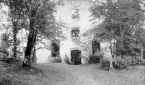 Ödekyrkan i Krokek som miljön togs sig ut 1930. Kyrkan blev ruin efter en förödande brand 1889 som förstördes byggnaden bortom möjlig återuppbyggnad. Länge stod emellertid kyrkan som ruin relativt intakt. I omgångar har ruinen monterats ned och idag består den av meterhöga grundmurar.