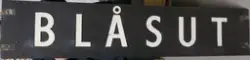 Stationsnamnsskylt, Blåsut