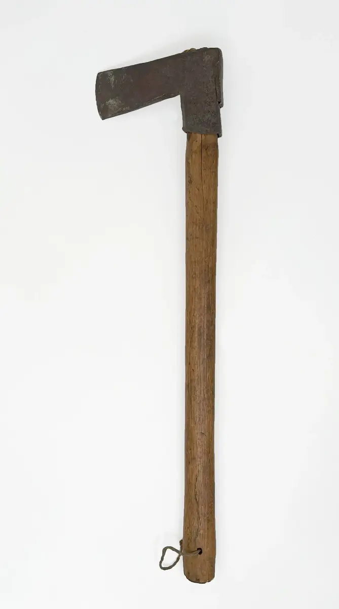 A) Brandyxa, av järn med skaft av björk. Brunbetsat. Brännmärkt: OPS. Målat i svart. Längd 71 cm. Yxans längd 16 cm.
B) Brandyxa, av järn med skaft av björk. Omålat. Längd 61 cm. Yxans längd 14,5 cm. 
C) Brandyxa, av järn med skaft av björk, i sektion plattovalt. Längd 56 cm. Yxans längd 13 cm.
D) Brandyxa, av järn med skaft av björk, i sektion plattovalt. Längd 70 cm. Yxans längd 15,5 cm.
E) Brandyxa, av järn med skaft av björk, i sektion plattovalt. Längd 62 cm. Yxans längd 15 cm.