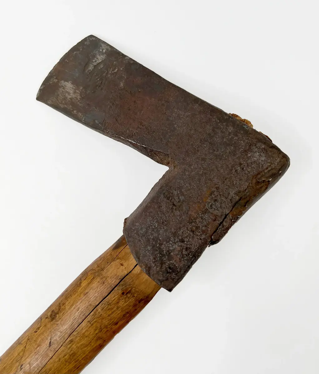 A) Brandyxa, av järn med skaft av björk. Brunbetsat. Brännmärkt: OPS. Målat i svart. Längd 71 cm. Yxans längd 16 cm.
B) Brandyxa, av järn med skaft av björk. Omålat. Längd 61 cm. Yxans längd 14,5 cm. 
C) Brandyxa, av järn med skaft av björk, i sektion plattovalt. Längd 56 cm. Yxans längd 13 cm.
D) Brandyxa, av järn med skaft av björk, i sektion plattovalt. Längd 70 cm. Yxans längd 15,5 cm.
E) Brandyxa, av järn med skaft av björk, i sektion plattovalt. Längd 62 cm. Yxans längd 15 cm.
