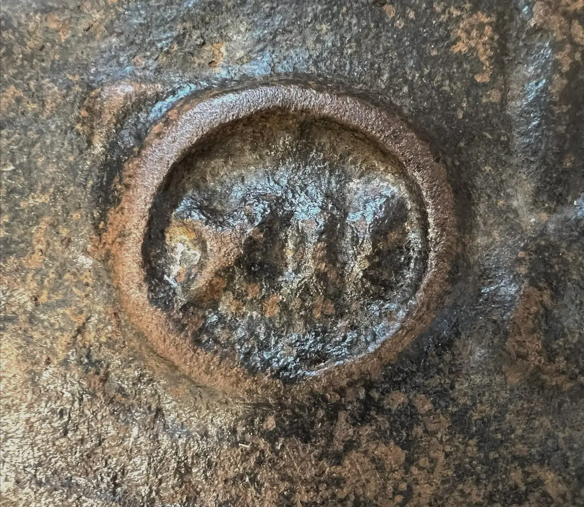 Spishäll i järn, tillverkad vid Bollsta järnbruk 1791. På spishällen i relief "B 1791".