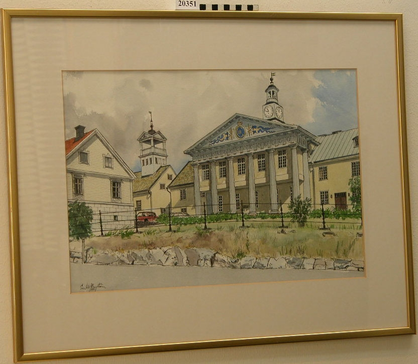 Akvarell, liggande format, motivet föreställer Mönster- och Modellsalsbyggnaden sett från söder. Tvåvånings byggnad putsad i gult, försett med sadeltak klätt med plåt och tegel. I mitten utbyggnad försedd med doriska pelare och gavelfronton. Dekor på frontonen utgörs av Gustav III:s monogram, vid sidorna blixtknippen och örlogsvimplar, allt i guld och blått. Till vänster om modellsalsbyggnaden skymtar Materialförrådet nr 1 med lanternin. Till vänster i förgrunden Gamla Kansliet, liggande träpanel ljus beige med hög stengrund. Närmast i bild väg och staket med gjutjärnsstolpar. Molnig himmel.
Signerad i vänster, nedre hörn ?Sven Olof Bergström 1994?.
Akvarellen är detaljerat utförd, konstnären är noga med perspektiv och motivets överenstämmelse med verkligheten.
Motivet är enligt konstnären först skissat med blyerts, därefter är konturerna ifyllda med tusch. Efter någon dag har denne återvänt och lagt färgerna. Windsor-Newton akvarellfärger har använts.
Akvarellen är monterad i passepartout inom glas och ram. Ramen är av guldförgylld trälist, bredd 15mm.
Se inventariebilaga. Konstverket har varit publicerad i ?Örlogsvarvet i Karlskrona? av Bo Swahn och Sven-Olof Bergström.