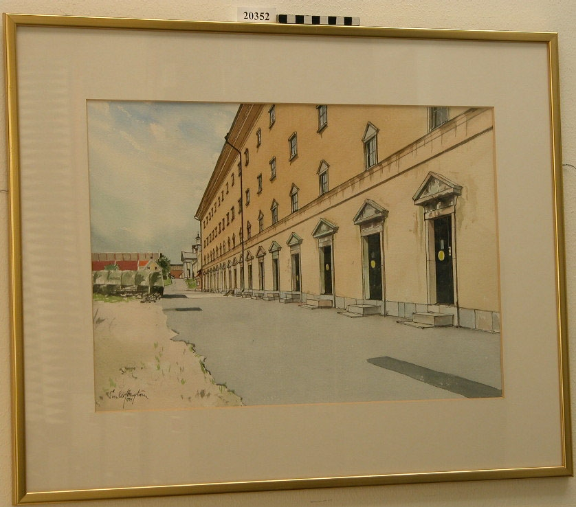 Akvarell, liggande format, motivet föreställer Inventariekammare nr 1 sett från öster. Gul puts, fyra våningar. Fönster och portar placerade i axlar, portar med svarta dörrar i nedervåningen. Väg och gräsplan framför. I bakgrunden kansligatan.
Signerad i vänster, nedre hörn ?Sven Olof Bergström 1994?.
Akvarellen är detaljerat utförd, konstnären är noga med perspektiv och motivets överenstämmelse med verkligheten.
Motivet är enligt konstnären först skissat med blyerts, därefter är konturerna ifyllda med tusch. Efter någon dag har denne återvänt och lagt färgerna. Windsor-Newton akvarellfärger har använts.
Akvarellen är monterad i passepartout inom glas och ram. Ramen är av guldförgylld trälist, bredd 15mm.
Se inventariebilaga. Konstverket har varit publicerad i ?Örlogsvarvet i Karlskrona? av Bo Swahn och Sven-Olof Bergström.