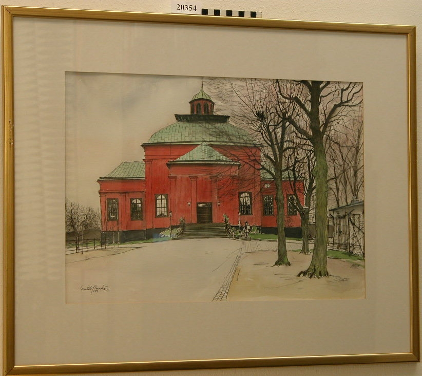 Akvarell, liggande format, motivet föreställer Amiralitetskyrkan sett från norr, rakt framifrån. Rödmålade brädväggaroch koppartak. I förgrunden till höger två träd och vaktbyggnadens baksida.
Signerad i vänster, nedre hörn ?Sven Olof Bergström 1988?.
Akvarellen är detaljerat utförd, konstnären är noga med perspektiv och motivets överenstämmelse med verkligheten.
Motivet är enligt konstnären först skissat med blyerts, därefter är konturerna ifyllda med tusch. Efter någon dag har denne återvänt och lagt färgerna. Windsor-Newton akvarellfärger har använts.
Akvarellen är monterad i passepartout inom glas och ram. Ramen är av guldförgylld trälist, bredd 15mm.
Se inventariebilaga.