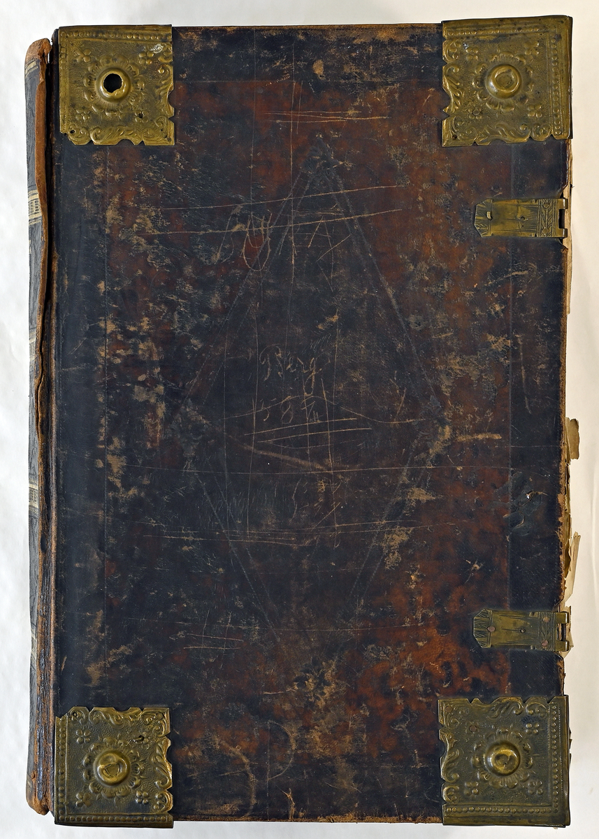 Bibel. Fra protokollen (Hoel): Billedbibel, prentet i Kiøbenhaffn. Aff Matz Bingandt, Anno MDLXXXIX (1589). Har tilhørt bedstefar til kapt. P. Berg, fører av D/S "Innland".
Fredrik II 1589. Bibelen mangler tittelblad og forord til det gamle testamentet. Det nåværende hellærsbind er fra ca. 1830-40, men de bevarte, i rosetter drevne hjørnebeslag er gamle og påsatte det nye bind.