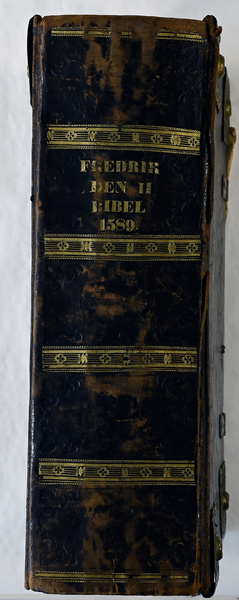 Bibel. Fra protokollen (Hoel): Billedbibel, prentet i Kiøbenhaffn. Aff Matz Bingandt, Anno MDLXXXIX (1589). Har tilhørt bedstefar til kapt. P. Berg, fører av D/S "Innland".
Fredrik II 1589. Bibelen mangler tittelblad og forord til det gamle testamentet. Det nåværende hellærsbind er fra ca. 1830-40, men de bevarte, i rosetter drevne hjørnebeslag er gamle og påsatte det nye bind.