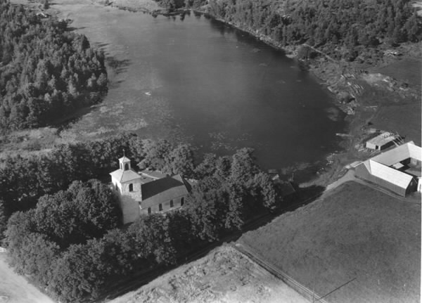 Vykort av flygbild, "Gällinge kyrka. Flygfoto." Gällinge kyrka och kyrkogård vid Bysjöns södra ände. På bild 1 ses ekonomibyggnader till gården öster om kyrkan. Text fotokopians baksida: "250 st vykort enligt mall. Bifogat original kan beskäras och användas. Text enligt nedan. Frigiven av Försvarsstaben 822/57. Blankt utan vit kant", "Detta fotografi, n:r 822/1957, får, vid laga påföljd, icke utan särskilt tillstånd reproduceras. A/B FLYGTRAFIK DALS LÅNGED", "FÖRSVARSSTABEN Granskad och tillåten för försäljning, saluhållning, utdelning och utförsel jämlikt Kungl. Kungörelsen den 31 augusti 1940 (nr 802). J. Eriksson", "Text: Gällinge kyrka. Flygfoto.". Text vykortets framsida: "Gällinge kyrka. Flygfoto.", "Ensamrätt & Foto: A/B Flygtrafik, Dals Långed. Frigiven av Försvarsstaben 822/1957." Numreringen är AB Flygtrafiks med prefixet FF. Samtliga versioner, såsom neg, fotokopior, vykort etc, i AB Flygtrafiks bildsamling har alltid samma reg.nummer.