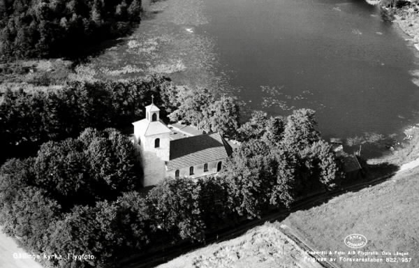 Vykort av flygbild, "Gällinge kyrka. Flygfoto." Gällinge kyrka och kyrkogård vid Bysjöns södra ände. På bild 1 ses ekonomibyggnader till gården öster om kyrkan. Text fotokopians baksida: "250 st vykort enligt mall. Bifogat original kan beskäras och användas. Text enligt nedan. Frigiven av Försvarsstaben 822/57. Blankt utan vit kant", "Detta fotografi, n:r 822/1957, får, vid laga påföljd, icke utan särskilt tillstånd reproduceras. A/B FLYGTRAFIK DALS LÅNGED", "FÖRSVARSSTABEN Granskad och tillåten för försäljning, saluhållning, utdelning och utförsel jämlikt Kungl. Kungörelsen den 31 augusti 1940 (nr 802). J. Eriksson", "Text: Gällinge kyrka. Flygfoto.". Text vykortets framsida: "Gällinge kyrka. Flygfoto.", "Ensamrätt & Foto: A/B Flygtrafik, Dals Långed. Frigiven av Försvarsstaben 822/1957." Numreringen är AB Flygtrafiks med prefixet FF. Samtliga versioner, såsom neg, fotokopior, vykort etc, i AB Flygtrafiks bildsamling har alltid samma reg.nummer.