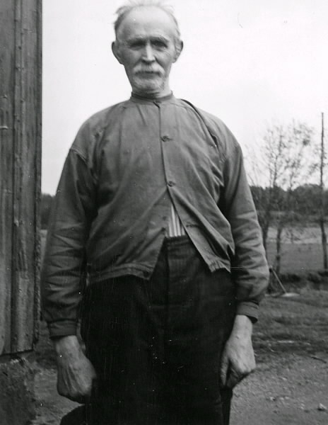 Tre fotografier tagna utomhus av lantbrukaren J B Bengtsson på Karshult gård i Gällinge. Född 1858-10-24, död 1950-06. Han står vid en husknut med odlingslandskapet i bakgrunden.
Tillhör samlingen med fotokopior från Hallands Nyheter som är från 1930-1940-talen.
