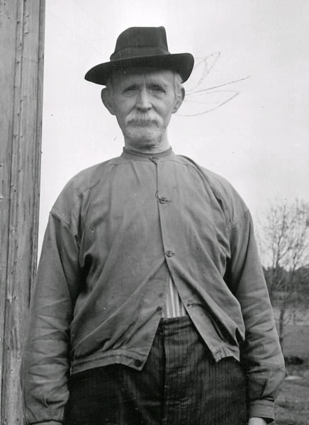 Tre fotografier tagna utomhus av lantbrukaren J B Bengtsson på Karshult gård i Gällinge. Född 1858-10-24, död 1950-06. Han står vid en husknut med odlingslandskapet i bakgrunden.
Tillhör samlingen med fotokopior från Hallands Nyheter som är från 1930-1940-talen.