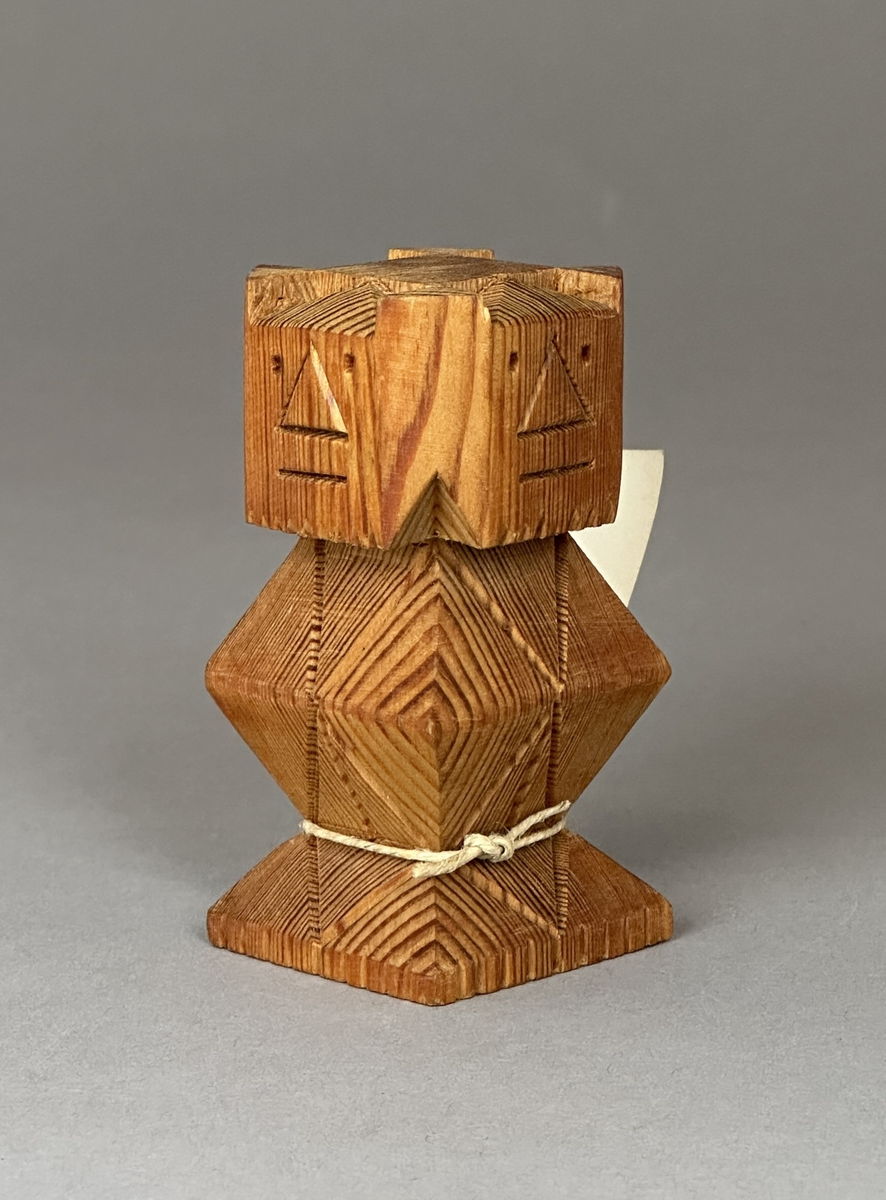 Prydnadsfigur av skuret trä, föreställande ett troll.