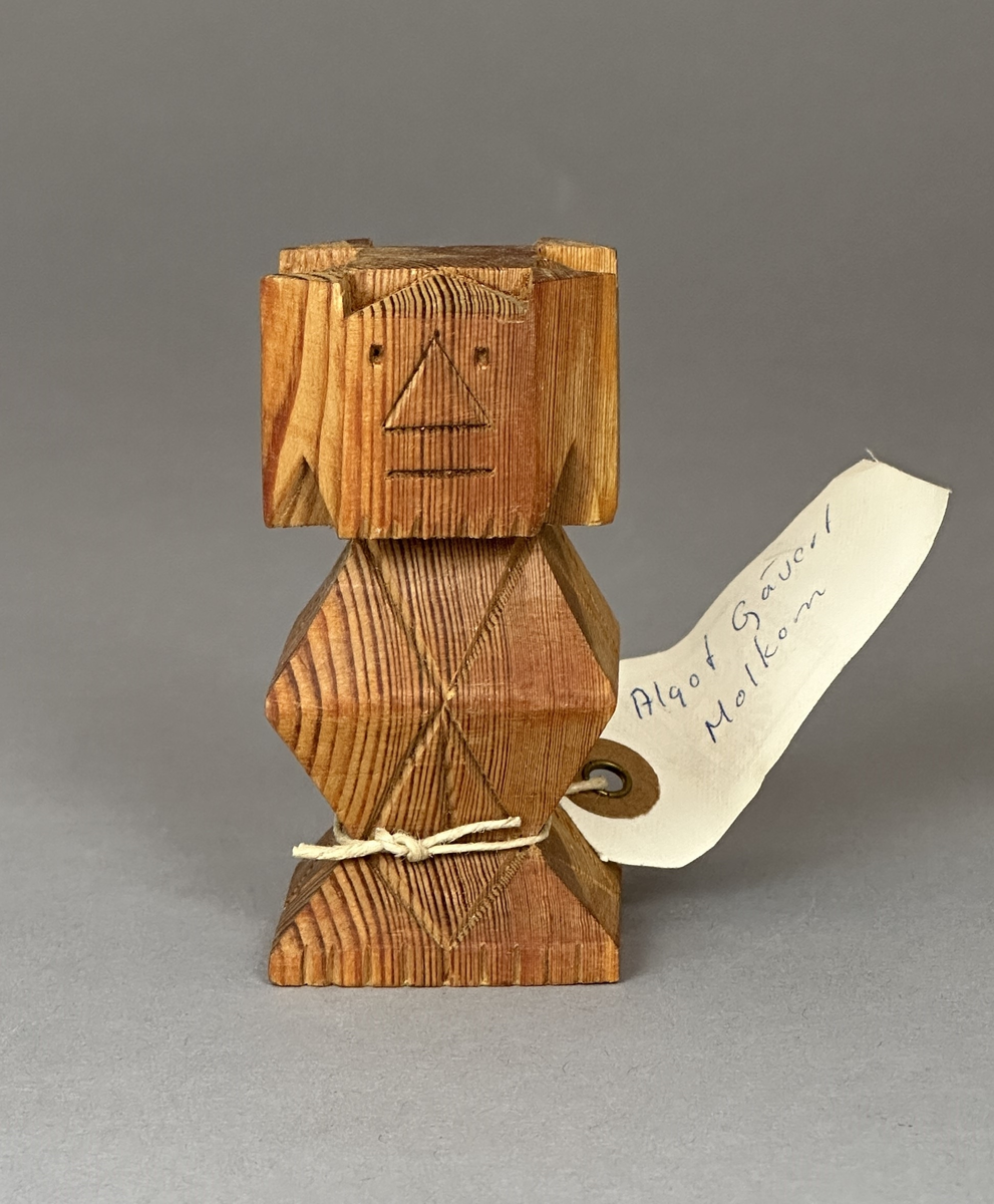 Prydnadsfigur av skuret trä, föreställande ett troll.