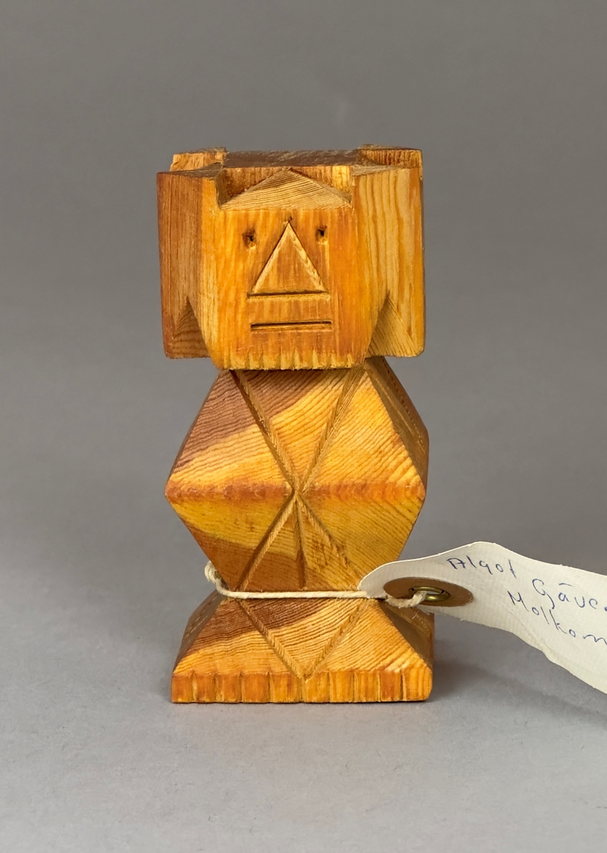 Prydnadsfigur av skuret trä, föreställande ett troll.