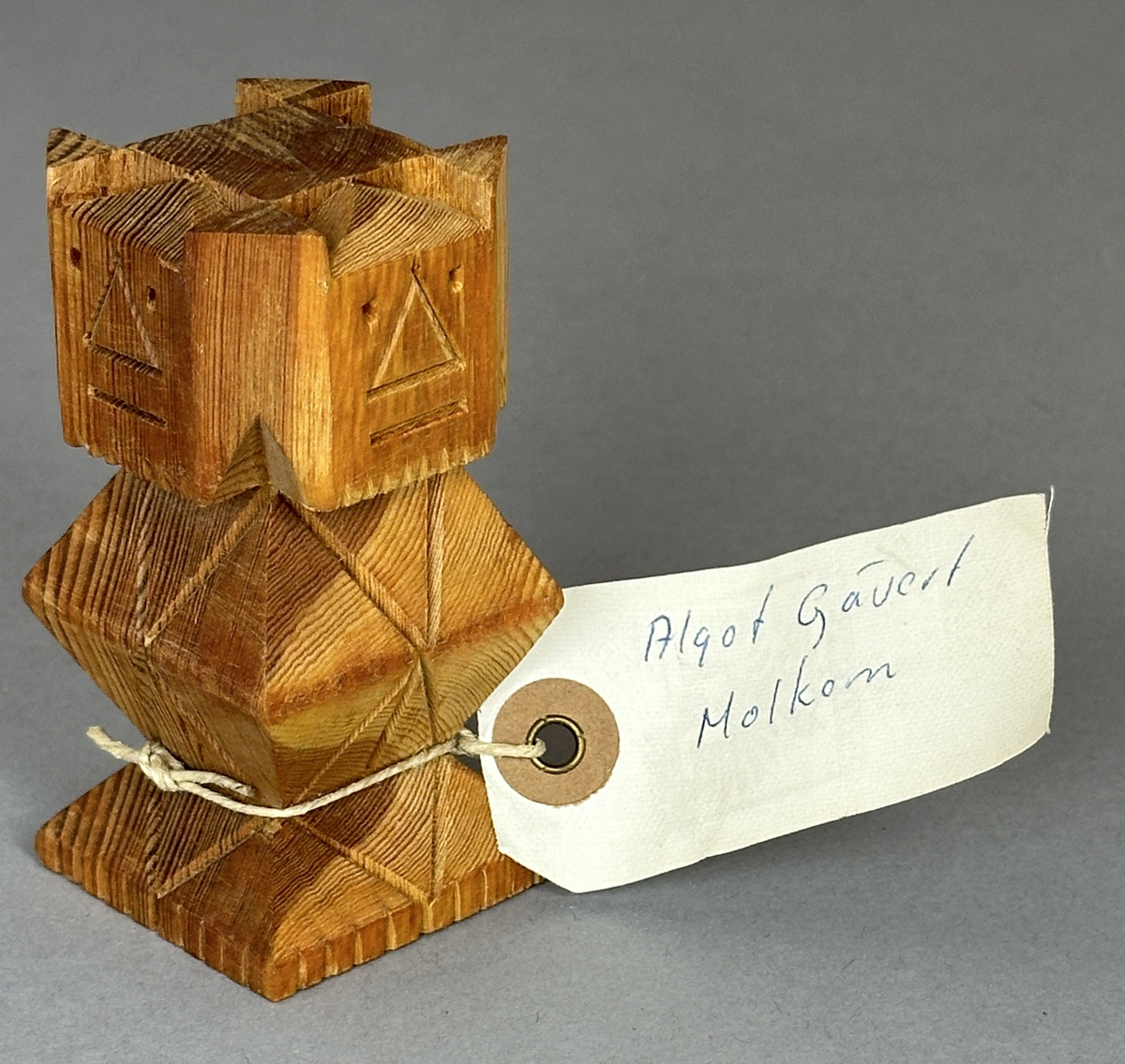 Prydnadsfigur av skuret trä, föreställande ett troll.