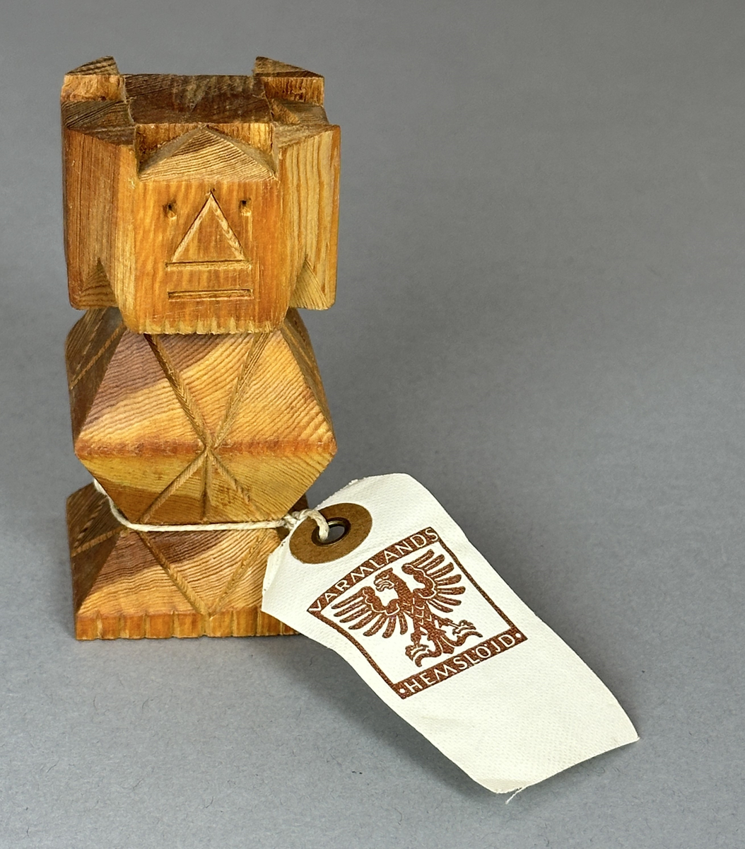 Prydnadsfigur av skuret trä, föreställande ett troll.