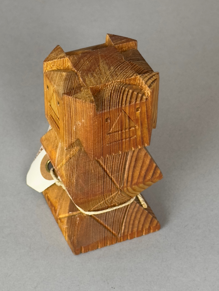 Prydnadsfigur av skuret trä, föreställande ett troll.