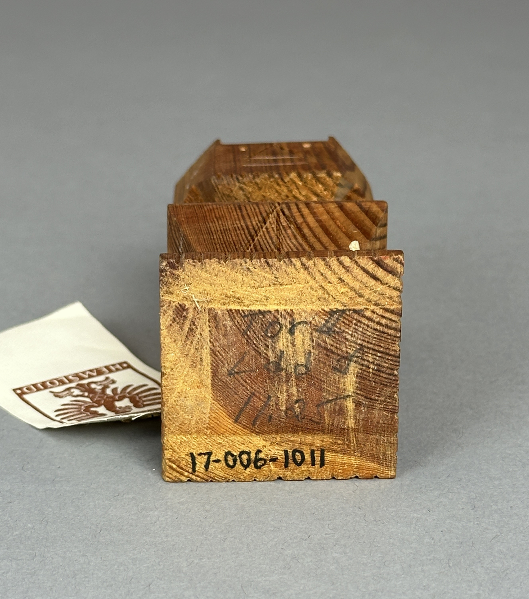 Prydnadsfigur av skuret trä, föreställande ett troll.