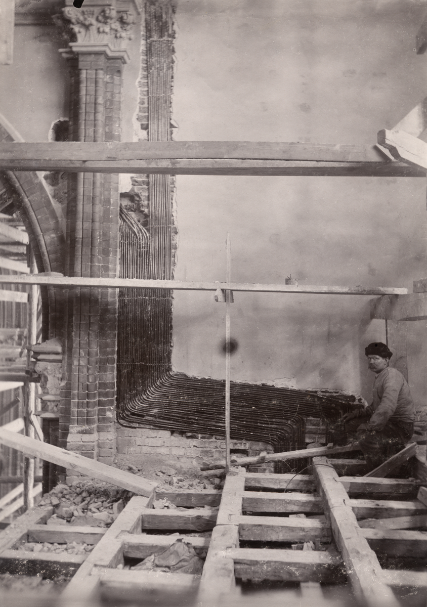 Montagearbete av elektriska ledningar i Sundsvalls kyrka 1890-talet.