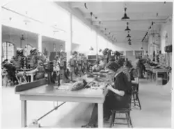Arbetande kvinnor vid blixtlåsfabriken i Gusum 1938-39.