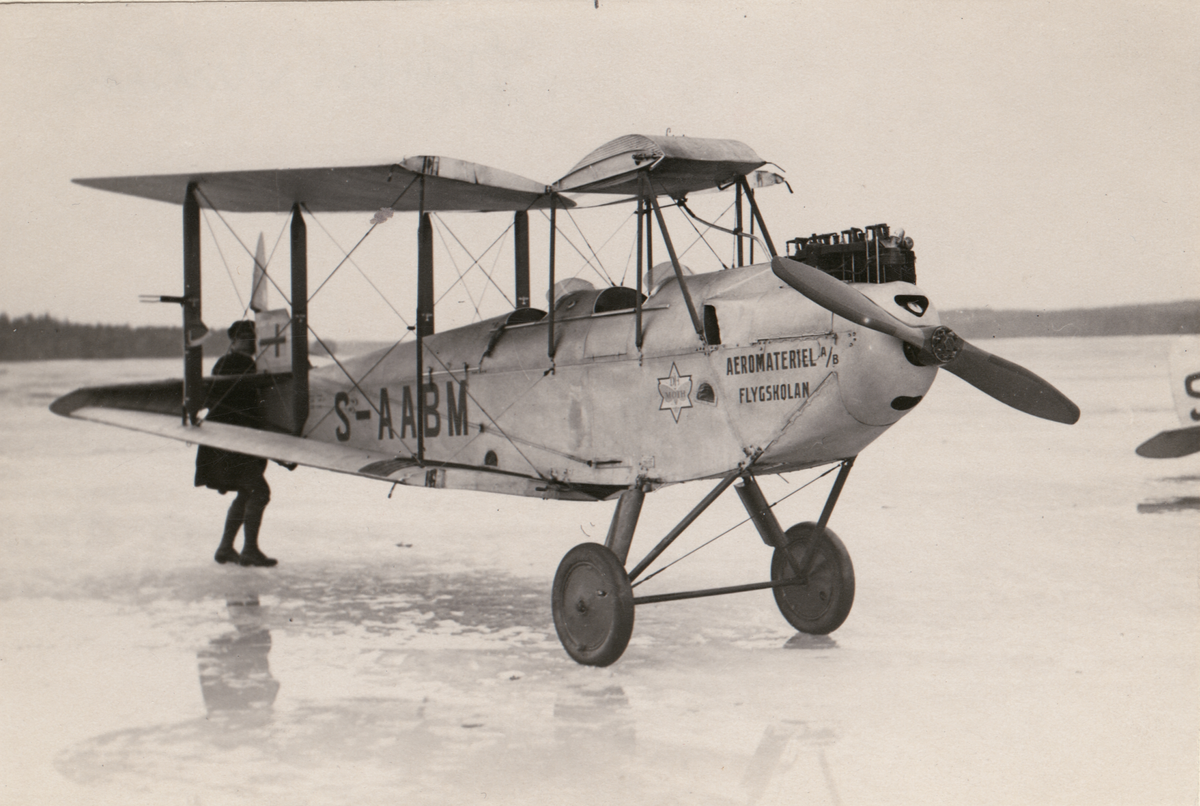 Aeromaterial AB:s Mothplan S-AABM i Åre.
Mothplanet har förekom i Sverige som skolmaskin sedan 1928, även i de nordligaste trakterna av landet.