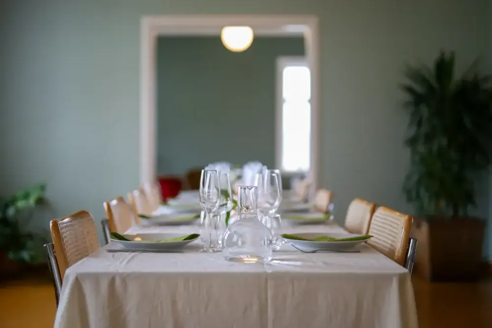 Selskapslokale med dekket langbord. 