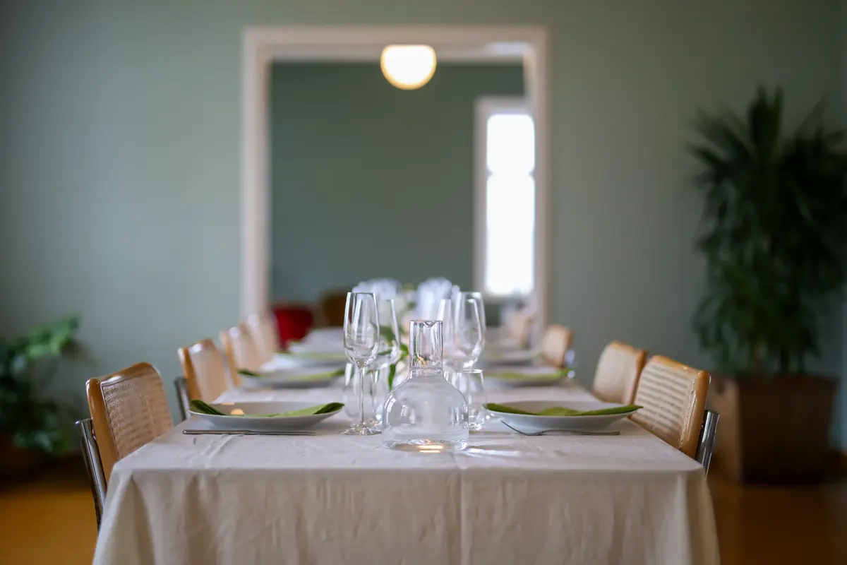 Selskapslokale med dekket langbord. 