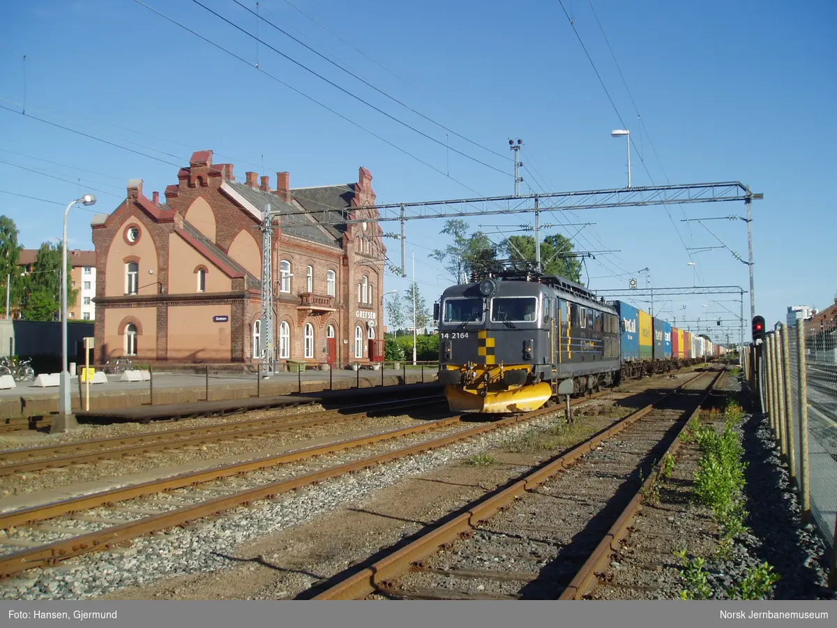 Elektrisk lokomotiv El 14 2164 med godstog til Bergen, tog 5513, på Grefsen stasjon