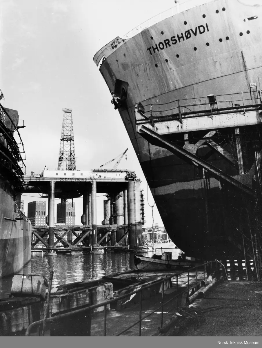 I forgrunnen sees bauen på skipet "Thorshøvdi", mens oljeriggen "Ocean Viking" er under bygging i bakgrunnen.