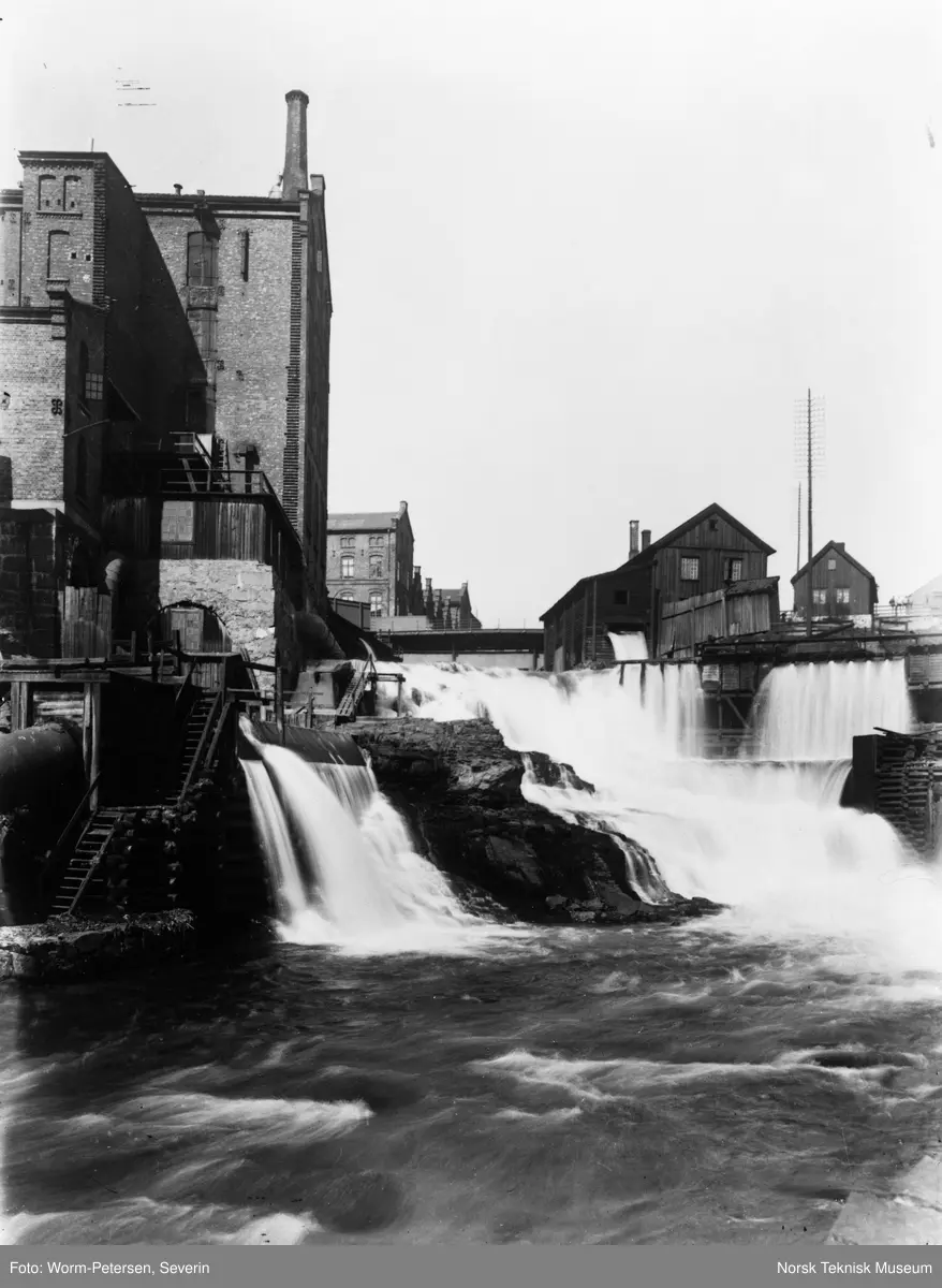 Nedre Vøien Spinderi (Knud Graah) og Hjula Væveri ved Hjulafossen