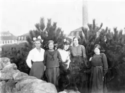 "Fem glada talltrastar." Samma fem flickor som på bildnr KSA