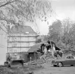 En verkstadsbyggand rivs i kvaretet Brevduvan vid saneringen av områdets inre miljö. Foto 1971.