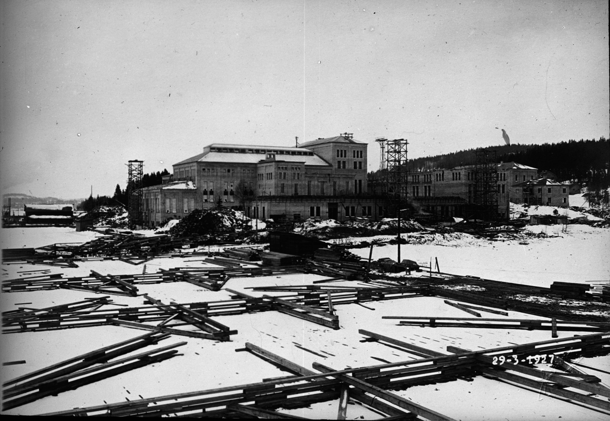 Byggherre: Byggnadsaktiebolaget Contractor, Stockholm. Sulfatfabrik i Dynäs i Ådalen för Sandvikens Cellulosa AB. Entreprenaden innefattade fabriksbyggnader, pir och massamagasin.