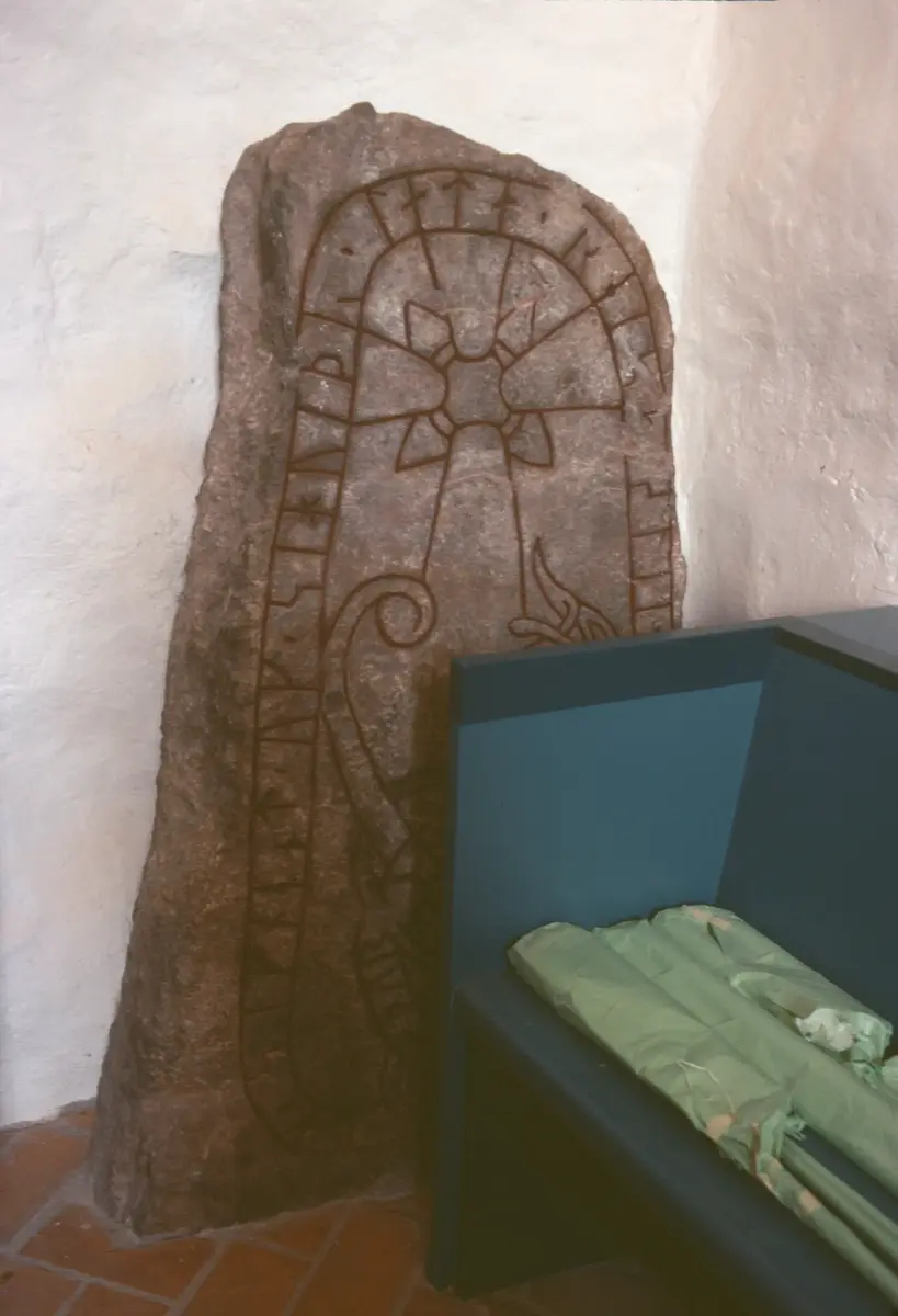 Runstenen U 333 i kyrkan.