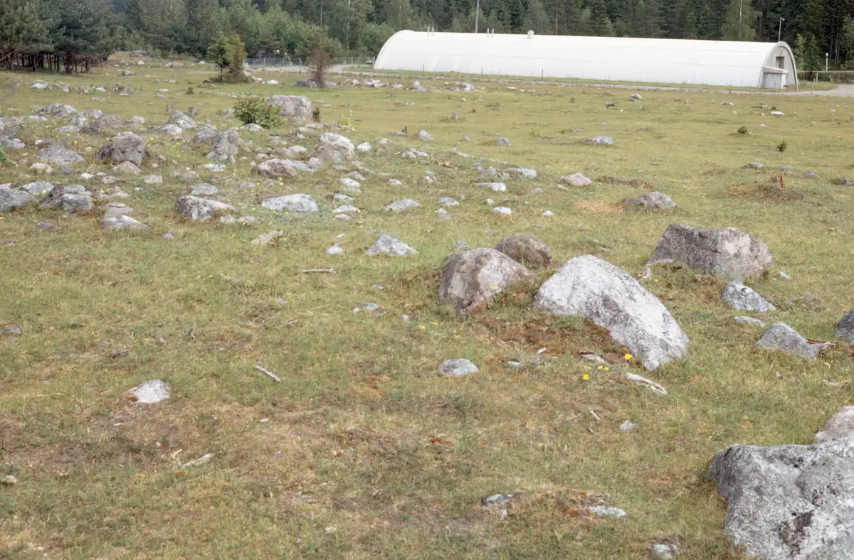 Militärförråd vid gravfältet R 62-64 i Oxhagen; Prästgården.